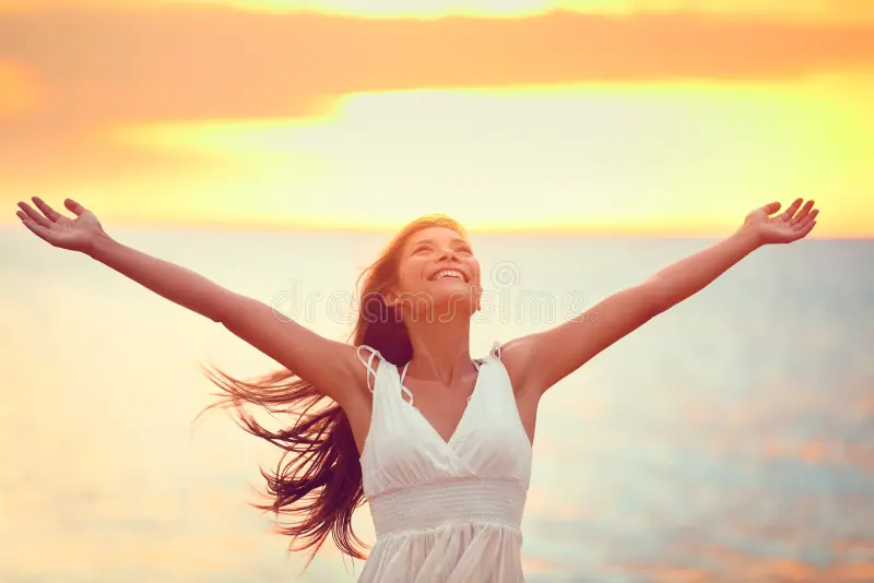 libere-la-mujer-feliz-que-elogia-la-libertad-en-la-puesta-del-sol-de-la-playa-49157481