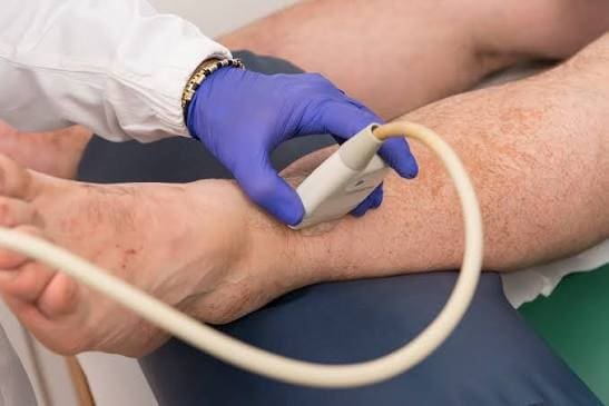 Profesional de salud realizando un procedimiento de infiltración