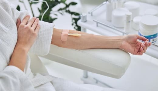 Administración de una terapia intravenosa, imagen ilustrativa