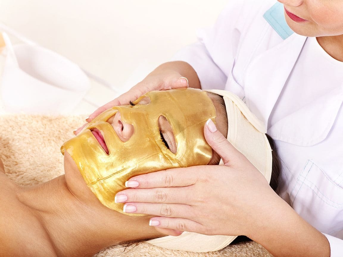 Facial Gold con mascarilla dorada para el cuidado de la piel