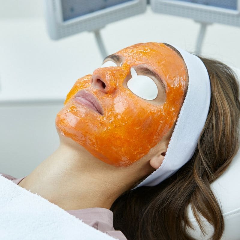Facial Orange de Mertherapy con mascarilla anaranjada
