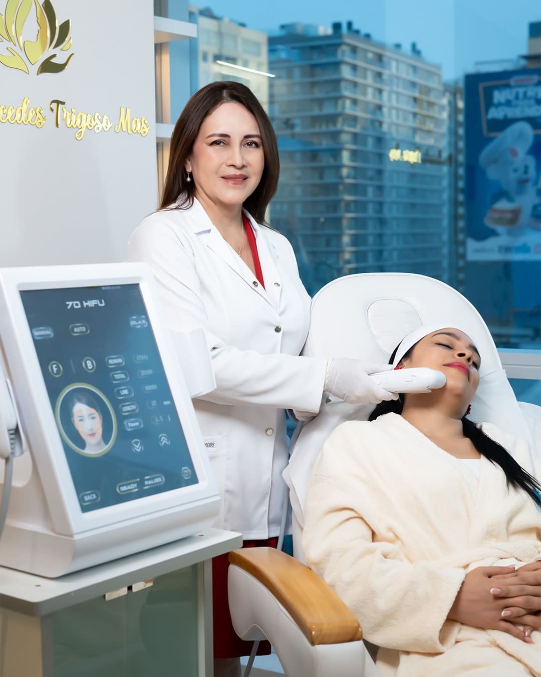 Profesional realizando una aplicación de HIFU 7D en el rostro de una paciente, junto al equipo del tratamiento