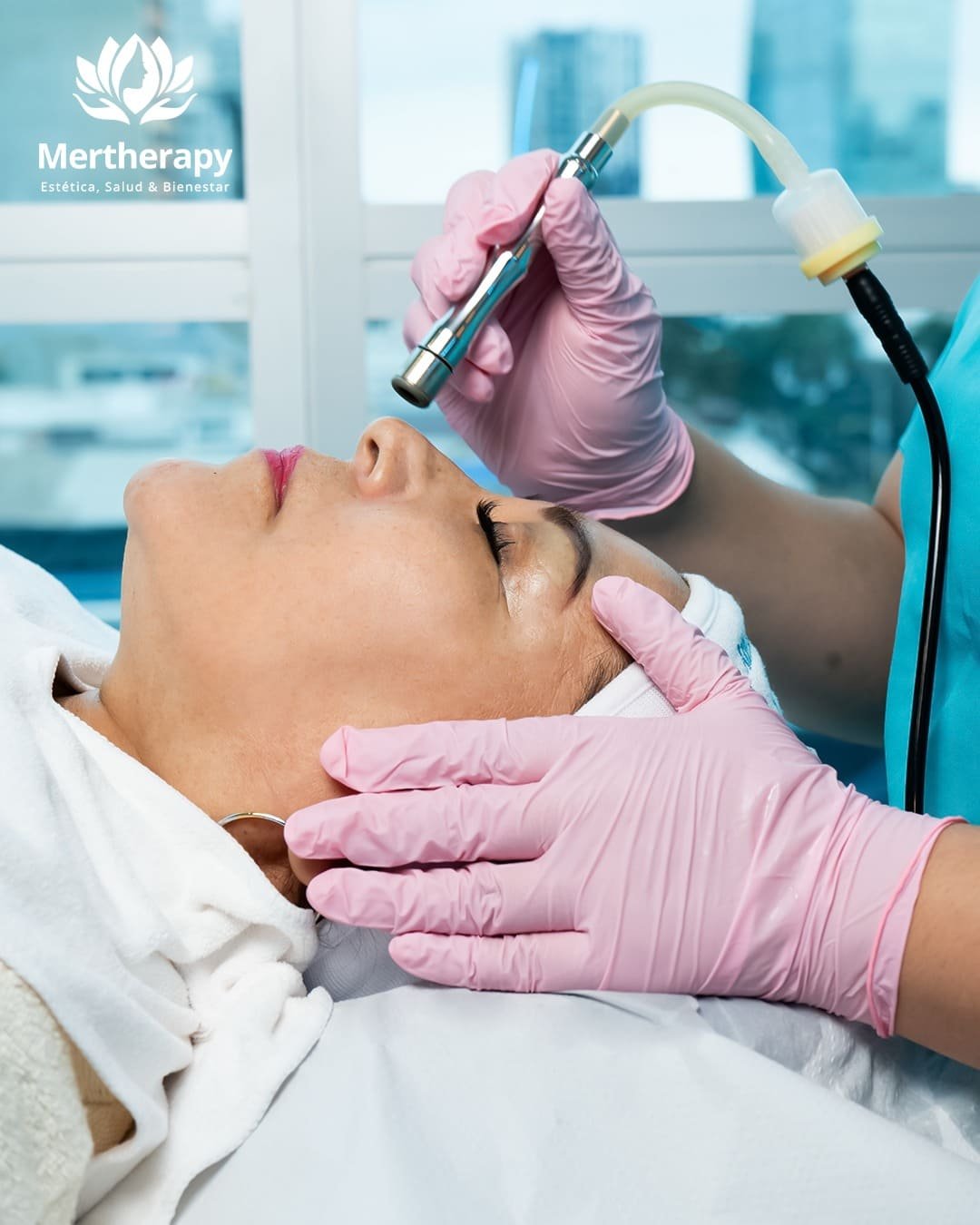 Limpieza facial profesional con instrumental de cuidado cutáneo