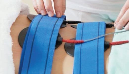 Sesión de electroestimulación con ondas rusas en zona corporal